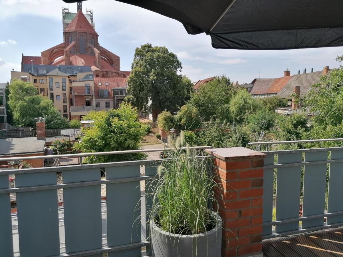 Townhouse Altstadt Wismar Upper Apartment Mit Zwei Terrassen Bagian luar foto